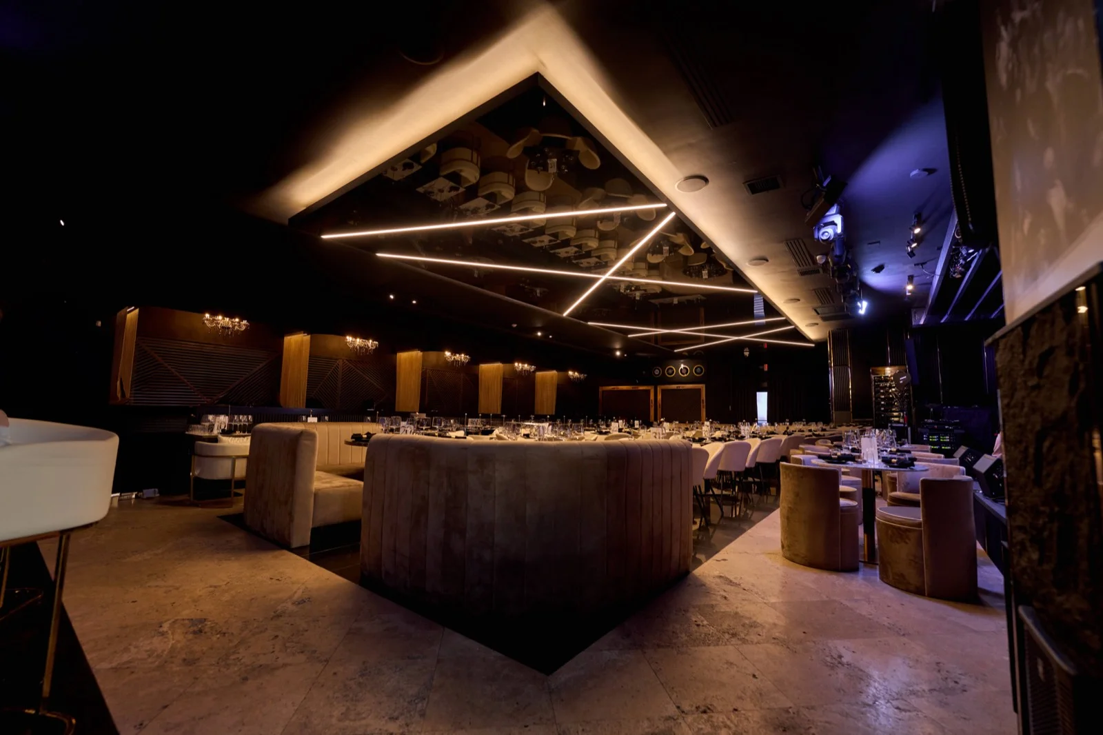 Lo D'Alex atmosphere and service Miami