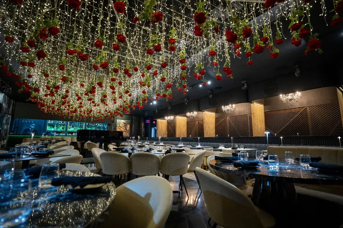 Lo D'Alex main dining room — red roses ceiling and elegant tables